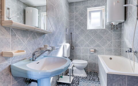 Nena: Badkamer, Loodgieterswerkinrichting, Flooring, Interieur Ontwerp, Verdieping, Wastafel, Wastafel In De Badkamer, Kraan, Bad, Toilet