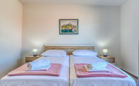 Nena: Bed, Meubilair, Interieur Ontwerp, Verdieping, Slaapkamer, Flooring, Hout, Laken, Kamer, Bedding