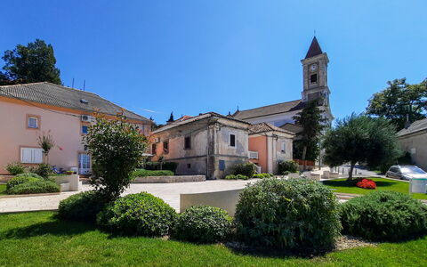 Nena: Oprit, Tuin, Kerk, Landscaping, Gazon, Spire, Toren, Landgoed, Kapel