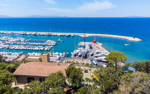 Villa Giuliana: Water, Lucht, Wolk, Boot, Blauw, Fabriek, Azure, Boom, Watercraft, Gebouw