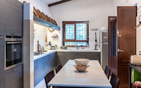 Hjort: Cabinetry, Meubilair, Eigendom, Countertop, Tafel, Kraan, Wastafel, Venster, Keuken, Hout
