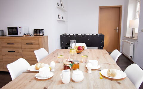 Kiek in: Tafel, Meubilair, Tableware, Hout, Voedsel, Verdieping, Flooring, Cabinetry, Hardwood, Comfort