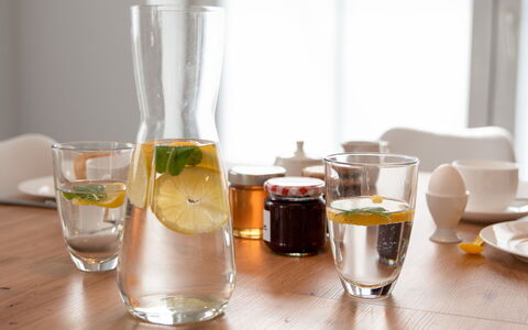 Kiek in: Tableware, Drinkware, Water, Ingrediënt, Tafel, Serveware, Dishware, Alcoholische Drank