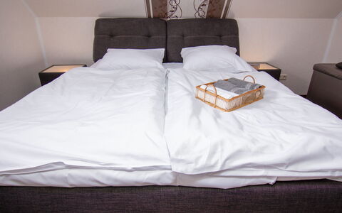 Kiek in: Meubilair, Eigendom, Comfort, Gebouw, Hout, Bed Frame, Interieur Ontwerp, Hoofdkussen, Verdieping