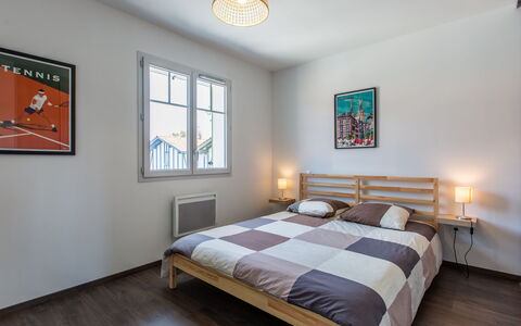 Les Fougères: Meubilair, Eigendom, Venster, Gebouw, Fotolijst, Comfort, Azure, Hout, Verlichting