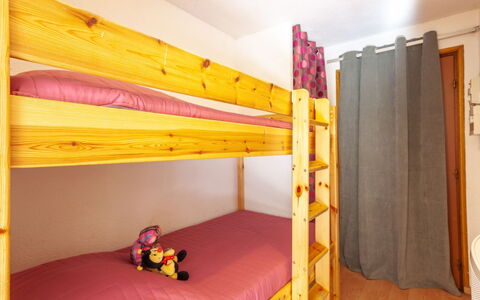 Les Bottières 110: Meubilair, Stapelbed, Gebouw, Hout, Oranje, Interieur Ontwerp, Comfort, Verdieping, Huis, Flooring