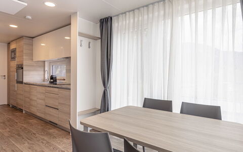 Kötschach-Mauthen 100: Meubilair, Gebouw, Tafel, Fabriek, Stoel, Kamerplant, Schaduw, Oranje, Interieur Ontwerp, Flooring