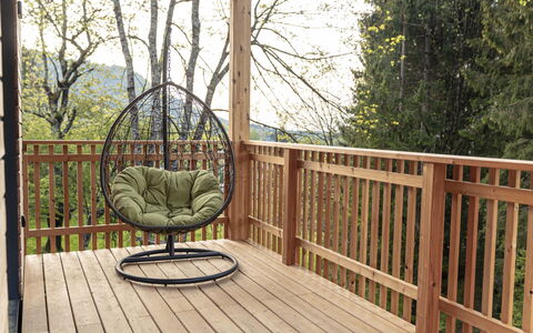 Premium Baumhaus mit 1 Schlafzimmer: Fabriek, Hout, Boom, Gras, Lucht, Woody Plant, Beits, Plantendiversiteit, Hardwood, Landschap