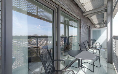 Railway to the Beach with Balcony: Gebouw, Eigendom, Meubilair, Venster, Tafel, Stoel, Schaduw, Huis, Interieur Ontwerp, Hout