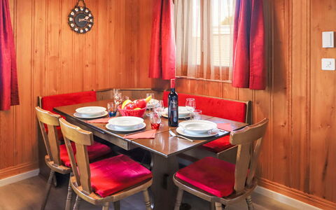 Dorine: Tafel, Meubilair, Venster, Stoel, Gordijn, Tableware, Gebouw, Hout, Interieur Ontwerp, Verlichting