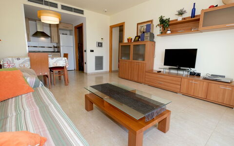 Golden Beach: Meubilair, Tafel, Hout, Gebouw, Interieur Ontwerp, Televisie, Verdieping, Flooring, Woonkamer, Hardwood