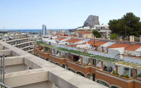Calpe Calp 1070: Water, Lucht, Eigendom, Blauw, Zwembad, Azure, Gebouw, Schaduw, Samengesteld Materiaal, Vrije Tijd