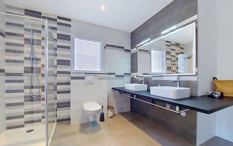 Villa Kerlina: Loodgieterswerkinrichting, Flooring, Interieur Ontwerp, Badkamer, Verdieping, Tegel, Loodgieter, Plafond, Samengesteld Materiaal, Kraan