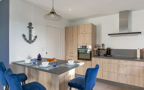 Villa Kerlina: Meubilair, Cabinetry, Eigendom, Tafel, Countertop, Blauw, Stoel, Verlichting, Interieur Ontwerp, Hout