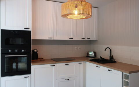 Le Clos du Mûrier: Cabinetry, Countertop, Gootsteen, Eigendom, Meubilair, Wastafel, Keuken, Gebouw, Hout, Verlichting