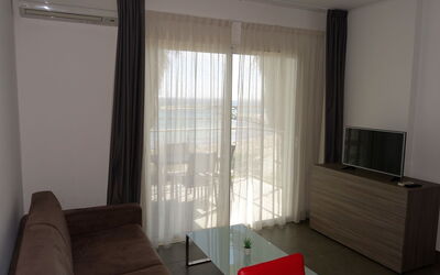 T2 Vue Baie 600.2: Eigendom, Hout, Interieur Ontwerp, Gebouw, Gordijn, Schaduw, Comfort, Verdieping, Flooring, Woonkamer