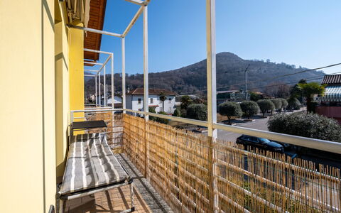Borgo San Giulio: Lucht, Fabriek, Eigendom, Gebouw, Architectuur, Hek, Hout, Onroerend Goed, Stedelijk Ontwerp, Facade