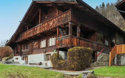 Chalet Pierre Fleur: Fabriek, Water, Eigendom, Meubilair, Gebouw, Tafel, Venster, Azure, Stoel, Interieur Ontwerp