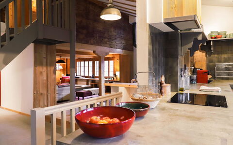 Chalet Pierre Fleur: Fabriek, Water, Eigendom, Meubilair, Gebouw, Tafel, Venster, Azure, Stoel, Interieur Ontwerp