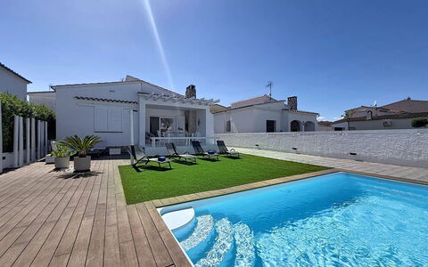 Otlo: Zwembad, Woongebied, Huis, Toevlucht, Landgoed, Villa, Schaduw, Hotel, Binnenplaats, Hacienda