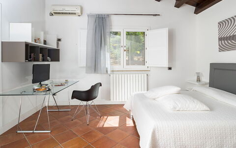Villa Girgenti: Meubilair, Gebouw, Venster, Tafel, Cabinetry, Hout, Comfort, Stoel, Interieur Ontwerp, Architectuur