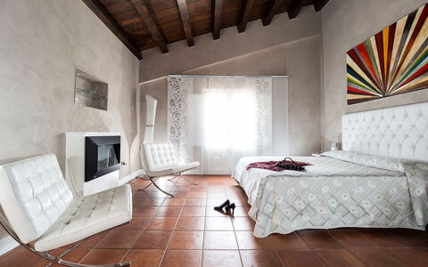 Villa Girgenti: Gebouw, Meubilair, Eigendom, Venster, Fotolijst, Comfort, Hout, Bed Frame, Textiel, Interieur Ontwerp