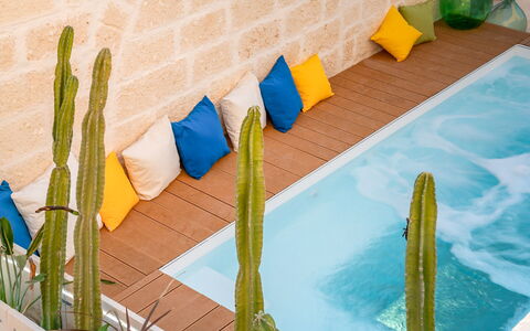 Vico Bianco Raro Rooms: Groen, Water, Blauw, Azure, Hout, Architectuur, Zwembad, Muur, Aqua, Verf