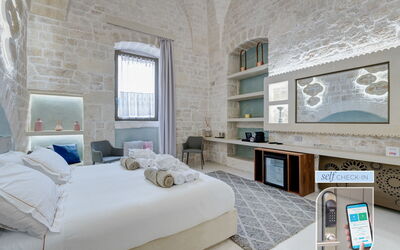 Vico Bixio Deluxe 1: Meubilair, Eigendom, Venster, Gebouw, Fotolijst, Comfort, Interieur Ontwerp, Woonkamer, Hout, Cabinetry