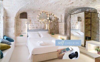Room Romantic Grotta dei Millenari 6: Meubilair, Bankstel, Comfort, Interieur Ontwerp, Woonkamer, Huis, Bed Frame, Gebouw, Lamp, Hout