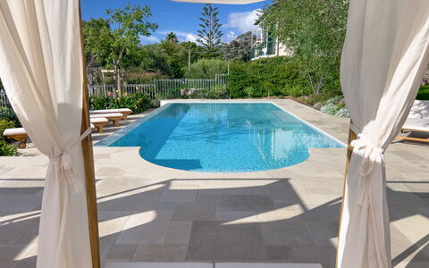 Villa La Rodina - Diano Marina: Water, Fabriek, Zwembad, Azure, Schaduw, Gebouw, Rechthoek, Interieur Ontwerp, Venster, Verdieping