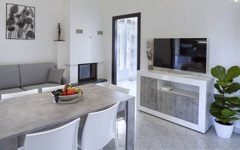 Villa La Rodina - Diano Marina: Eigendom, Meubilair, Fabriek, Bankstel, Tafel, Fotolijst, Kamerplant, Interieur Ontwerp, Verdieping, Woonkamer
