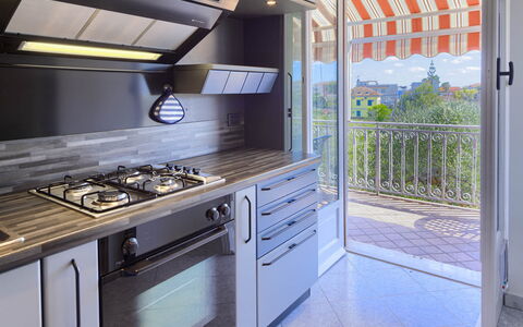 Villa La Rodina - Diano Marina: Cabinetry, Gasfornuis, Countertop, Toestel Van De Keuken, Cooktop, Fornuis, Gootsteen, Hout, Gebouw, Keuken