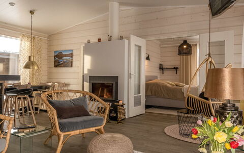 Haltinmalla: Meubilair, Interieur Ontwerp, Hout, Flooring, Plafond, Verdieping, Kamer, Stoel, Verlichting, Woonkamer