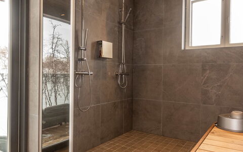 Haltinmalla: Flooring, Muur, Verdieping, Loodgieterswerkinrichting, Badkamer, Interieur Ontwerp, Loodgieter, Plafond, Tegel, Douchekop