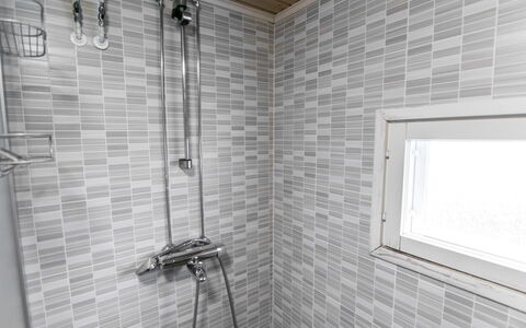 Anttoora A-Sauna: Muur, Flooring, Loodgieterswerkinrichting, Verdieping, Interieur Ontwerp, Tegel, Badkamer, Loodgieter, Samengesteld Materiaal