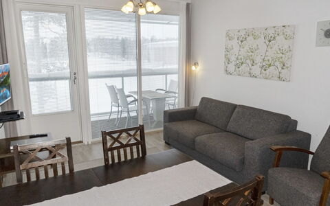 Golfstar 402: Venster, Huis, Hout, Huis, Siding, Verblijf, Dak, Freezing, Schuifraam, Helling