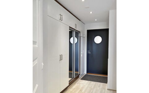 Golfstar 402: Venster, Huis, Hout, Huis, Siding, Verblijf, Dak, Freezing, Schuifraam, Helling