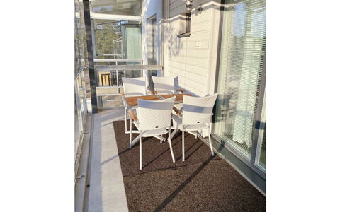 Golfstar 402: Venster, Huis, Hout, Huis, Siding, Verblijf, Dak, Freezing, Schuifraam, Helling