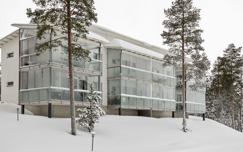 Golfstar 402: Venster, Huis, Hout, Huis, Siding, Verblijf, Dak, Freezing, Schuifraam, Helling