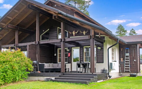 Tahkon Klubitie 4 a: Gebouw, Hout, Dak, Huis, Huis, Veranda, Verblijf, Siding, Architectuur, Deur