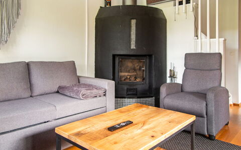 Tahkon Klubitie 4 a: Meubilair, Flooring, Interieur Ontwerp, Verdieping, Hout, Woonkamer, Stoel, Bankstel, Kamer, Tafel