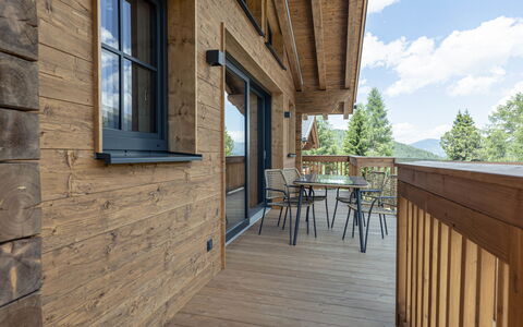 Turracher Höhe 150: Gebouw, Dag, Eigendom, Venster, Wolk, Lucht, Hout, Interieur Ontwerp, Boom, Veranda