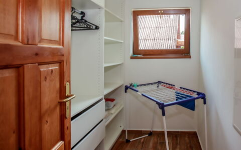 Dehtáře: Eigendom, Cabinetry, Venster, Hout, Fotolijst, Interieur Ontwerp, Architectuur, Gebouw, Flooring