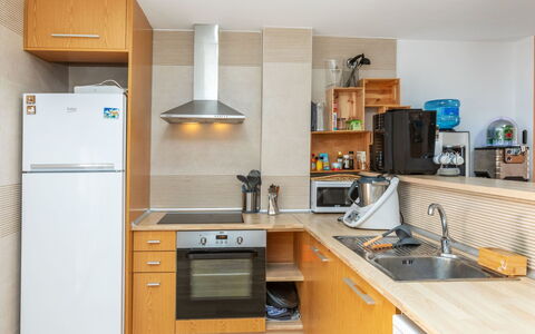Residencial Oropesa - la Concha: Toestel Van De Keuken, Keuken, Countertop, Cabinetry, Meubilair, Major Appliance, Flooring, Interieur Ontwerp, Hout, Huishoudapparatuur