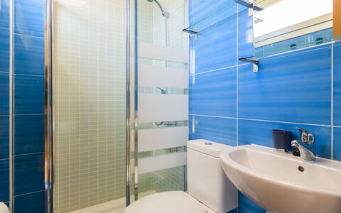 Residencial Oropesa - la Concha: Loodgieterswerkinrichting, Wastafel, Eigendom, Kraan, Blauw, Gebouw, Badkamer, Purper, Wastafel In De Badkamer, Interieur Ontwerp