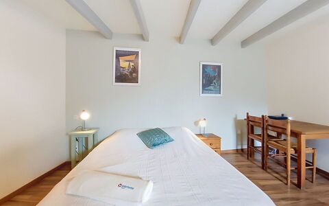 Ty Coz: Bed, Interieur Ontwerp, Flooring, Verdieping, Slaapkamer, Meubilair, Muur, Hout, Plafond, Laken