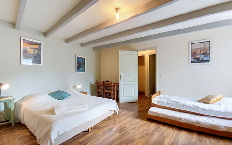 Ty Coz: Bed, Meubilair, Interieur Ontwerp, Verdieping, Flooring, Slaapkamer, Muur, Hout, Laken, Plafond