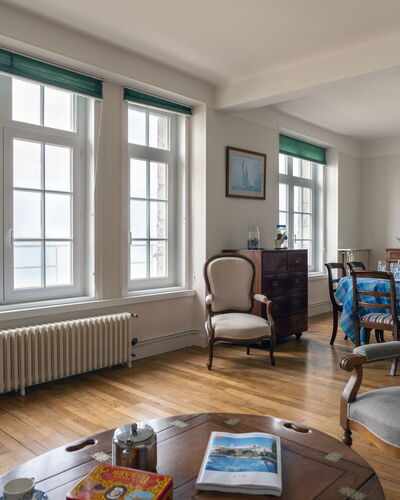 Le Panoramique: Meubilair, Eigendom, Venster, Gebouw, Tafel, Fotolijst, Bankstel, Hout, Stoel