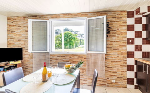 Jardins de Maignon: Meubilair, Eigendom, Tafel, Cabinetry, Gebouw, Venster, Countertop, Keuken, Stoel, Hout