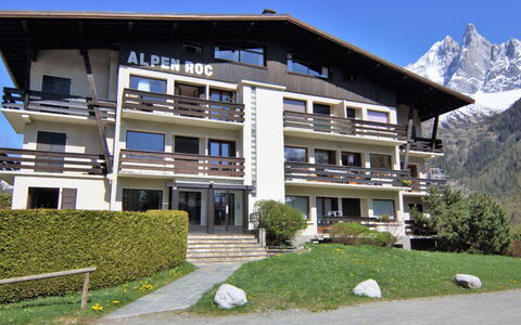 Alpen Roc: Lucht, Fabriek, Gebouw, Eigendom, Berg, Venster, Land Lot, Boom, Helling, Huis